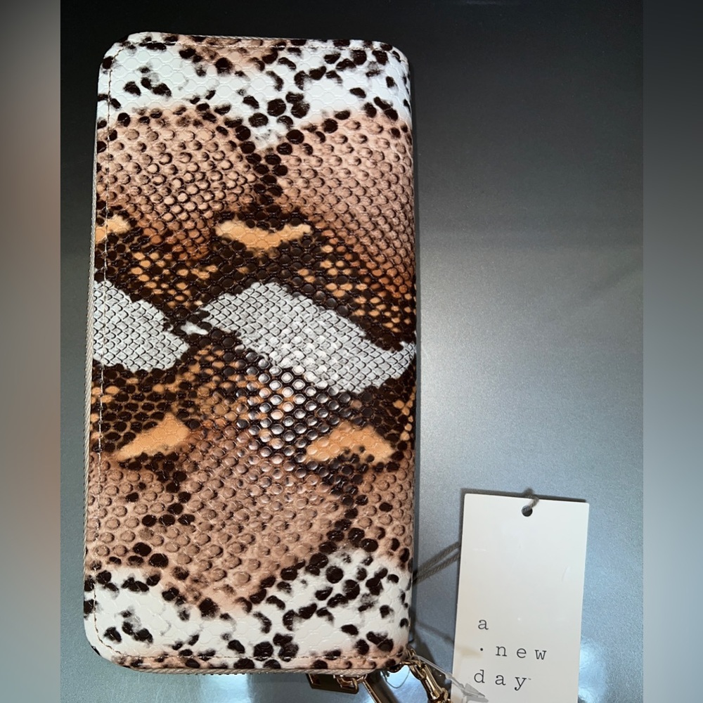 🤎 NWT! Snakeskin Print Double Zip Around Wallet